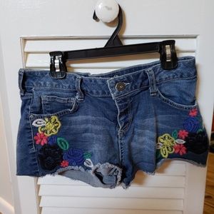 Jean shorts  with embroided flowers on pocket